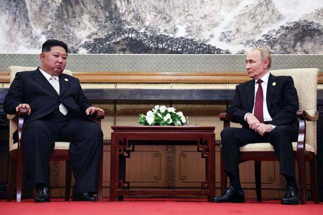 김정은(왼쪽) 북한 국무위원장이 3일(현지 시간) 중국 베이징 댜오위타이 영빈관에서 블라디미르 푸틴 러시아 대통령과 회담하고 있다. 베이징=AP 뉴시스