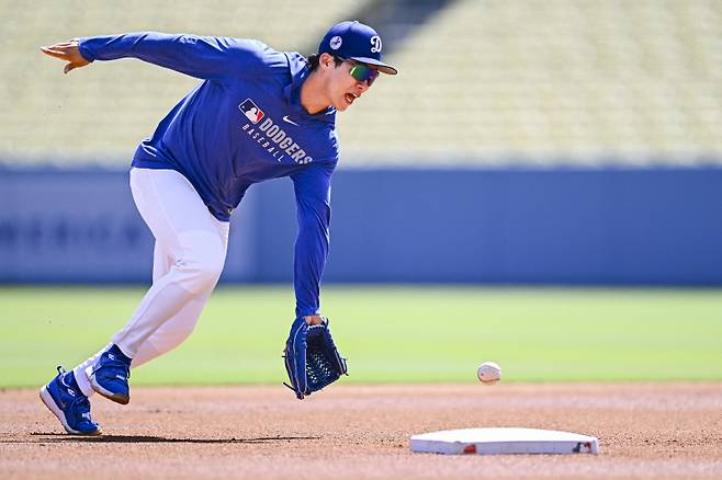<yonhap photo-0473=""> Aug 10, 2025; Los Angeles, California, USA; Los Angeles Dodgers second baseman Hyeseong Kim (6) fields a ball during warm ups before a game against the Toronto Blue Jays at Dodger Stadium. Mandatory Credit: Jonathan Hui-Imagn Images/2025-08-11 04:52:29/ <저작권자 ⓒ 1980-2025 ㈜연합뉴스. 무단 전재 재배포 금지, AI 학습 및 활용 금지></yonhap>