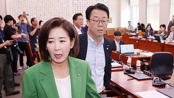 2일 서울 여의도 국회에서 열린 법제사법위원회 전체회의에서 국민의힘 나경원 의원이 추미애 위원장의 회의 진행 방식에 항의하며 퇴장하고 있다. 연합뉴스