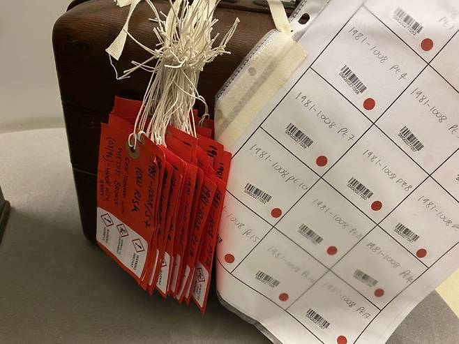 때로는 그 수가 너무 많아 한번에 몰아서 부착해 놓는 경우도 있다. 위의 소장품은 의약품 중 하나로, 의약품 상자 안에 수많은 약병들에 등록된 위험물질 식별표가 여러개 달려 있다. / 사진. ©박소연