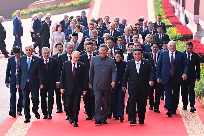 중국 전승절 기념식이 열린 3일 김정은 북한 국무위원장이 시진핑 중국 국가주석, 블라디미르 푸틴 러시아 대통령 등 각국 정상들과 함께 기념식장으로 입장하고 있다. 신화 연합뉴스