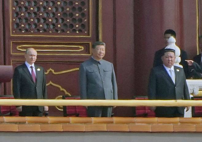 김정은 북한 국무위원장이 3일 중국 베이징 톈안먼광장에서 열린 전승절 80주년 기념 대규모 열병식을 관람하고 있다. AP 연합뉴스