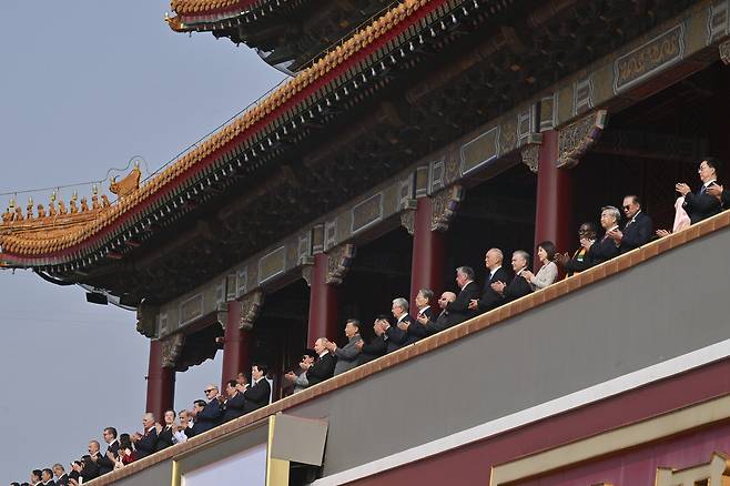 블라디미르 푸틴 러시아 대통령과 시진핑 중국 국가 주석, 김정은 북한 국무위원장 등 각국 정상들이 3일 중국 베이징 톈안먼 성루에 올라 전승절 80주년 기념식을 바라보고 있다. 교도 연합뉴스