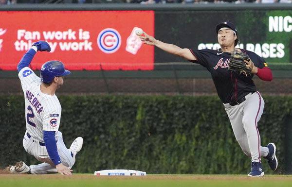 애틀랜타 브레이브스 유니폼을 입은 김하성이 3일(한국시간) 미국 일리노이주 시카고 리글리 필드에서 열린 시카고 컵스와의 방문 경기에 유격수로 선발 출전해 역동적인 모습으로 수비를 하고 있다. AP 연합뉴스