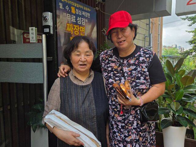 박반순(왼쪽) 목사가 1일 서울 중구 일어나빛을발하라교회 앞에서 한 성도와 어깨동무를 한 채 웃고 있다.