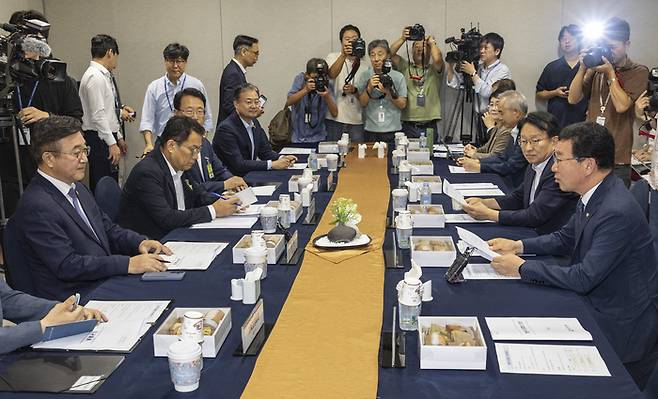 국회 행정안전위원회 위원장인 신정훈 더불어민주당 의원이 2일 국회에서 열린 당정협의회에서 윤호중 행정안전부 장관에게 인사말을 하고 있다.