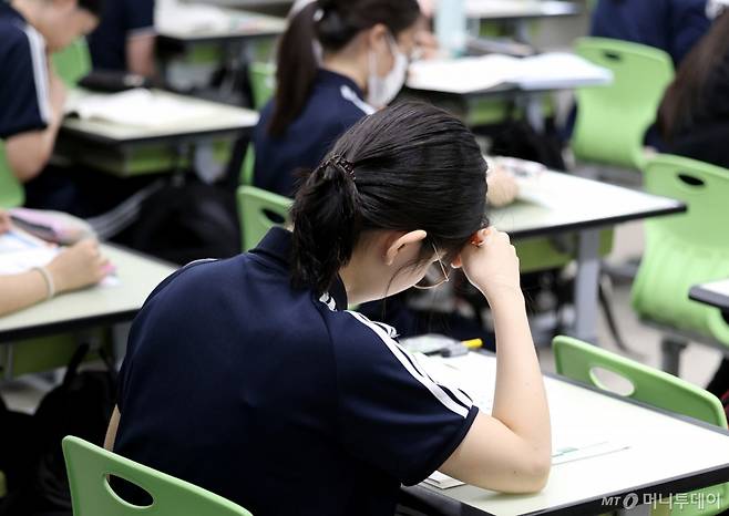 (대구=뉴스1) 공정식 기자 = 2026학년도 대학수학능력시험 9월 모의평가가 치러진 3일 오전 대구 중구 경북여자고등학교에서 3학년 학생들이 막바지 시험공부를 하고 있다. 2025.9.3/뉴스1 Copyright (C) 뉴스1. All rights reserved. 무단 전재 및 재배포, AI학습 이용 금지. /사진=(대구=뉴스1) 공정식 기자