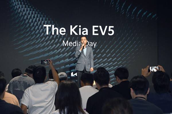더 기아 EV5 발표에 앞서 기아 정은정 부사장의 인사말