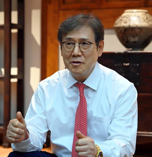 이상준 더 프리마 회장은 “내게 기쁨을 주는 미술품이 으뜸”이라며 “투자의 개념보다는 가까이 두고 보는 마음으로 수집을 하는 게 좋다”고 했다. 곽성호 기자