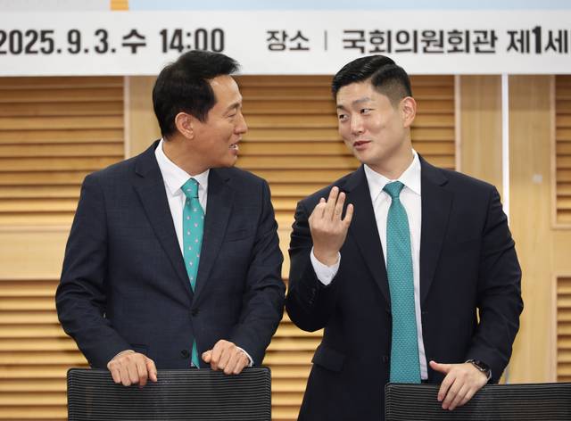 오세훈(왼쪽) 서울시장과 김재섭(오른쪽) 국민의힘 의원이 3일 오후 서울 여의도 국회 의원회관에서 열린 ‘한강, 서울의 미래 : ‘내일이 더 기대되는 서울 토론회’에서 대화를 하고 있다. 뉴시스