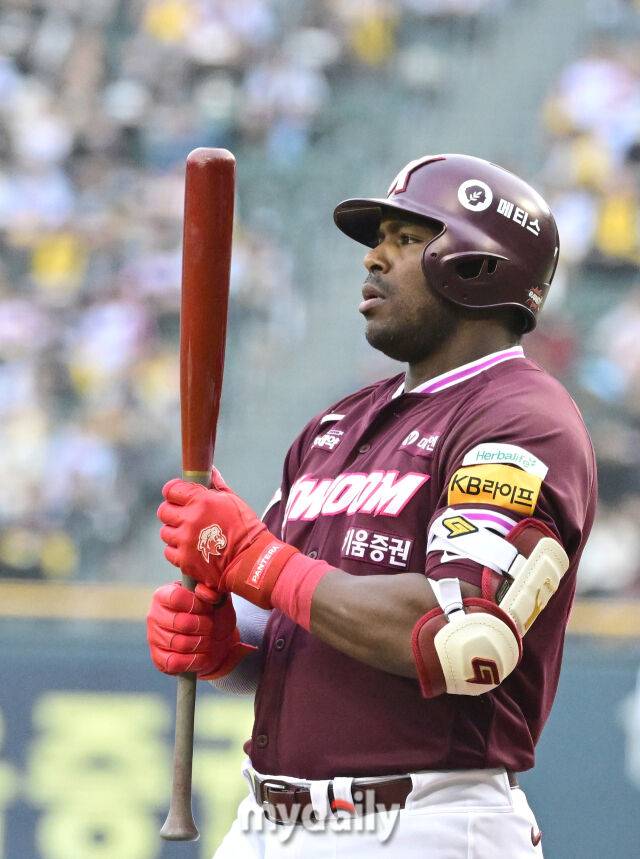 2025년 5월 15일 오후 서울 잠실구장에서 진행된 '2025 신한 SOL뱅크 KBO 리그' 키움 히어로즈와 LG 트윈스의 경기. 키움 푸이그가 2회초 선두타자로 나와 삼진을 당한 뒤 아쉬워하고 있다./마이데일리