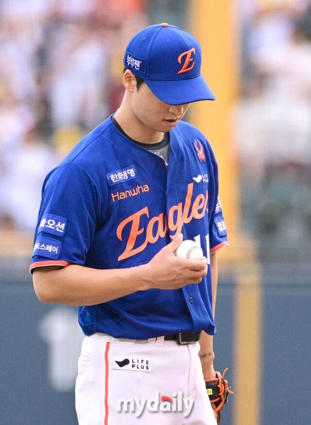2025년 8월 9일 오후 서울 잠실구장에서 열린 '2025 신한 SOL뱅크 KBO 리그' 한화 이글스와 LG 트윈스의 경기. 한화 선발투수 엄상백이 1회말 LG 선두타자 신민재에게 14구 승부 끝에 안타를 허용한 뒤 당황하고 있다./마이데일리