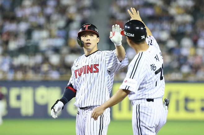 LG 문성주가 2일 롯데와 홈 경기에서 안타를 때린 뒤 송지만 코치와 하이파이브하고 있다. LG