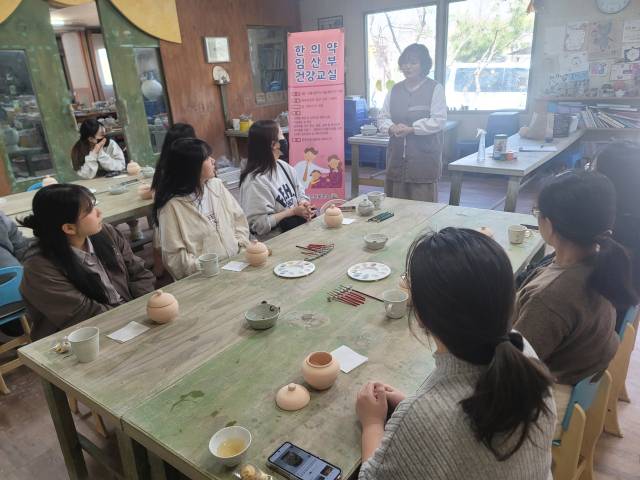 ▲전북자치도 익산시의 합계출산율이 9년만에 상승세로 급반전해 그 배경에 관심이 쏠린다. 익산시 운영의 임신부 교실 ⓒ익산시