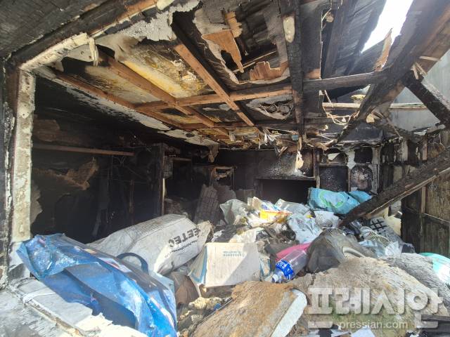 ▲불길에 소실된 주택 내부. ⓒ프레시안