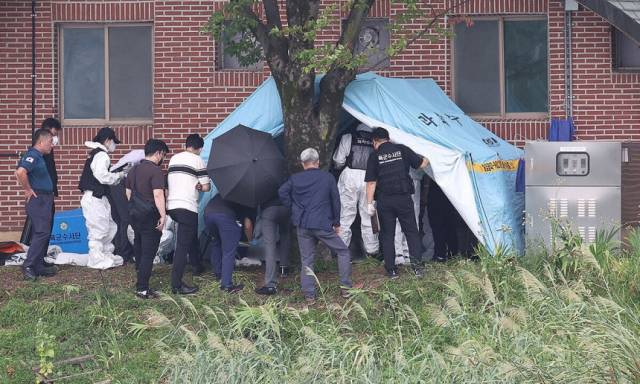지난 2일 대구 수성구 수성못 인근에서 현역 육군 대위가 총상을 입고 사망한 채 발견됐다. 사건 현장에서 육군수사단, 경찰 과학수사대 등이 조사를 벌이고 있다. 연합뉴스