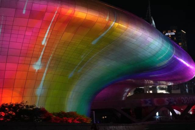 '서울라이트 DDP, 가을'에 참여한 프랑스 현대미술가 로랑 그라소의 미디어아트가 DDP 외벽에서 펼쳐지고 있다. 사진 제공=서울디자인재단