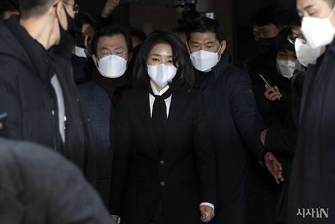 2021년 12월26일 김건희씨가 ‘허위 이력 의혹’에 대해 입장을 발표한 후 서울 여의도 국민의힘 중앙당사에서 나오고 있다. ⓒ시사IN 이명익