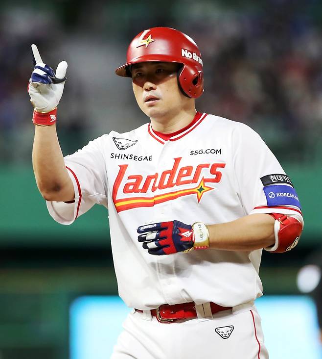 SSG 포수 이지영은 시즌 중반 햄스트링 부상으로 결장하며 조형우에게 주전 자리를 내줬다. 사진제공|SSG 랜더스