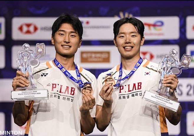 한국배드민턴대표팀 서승재(오른쪽)는 김원호와 함께 올해 세계선수권 남자복식 금메달을 합작했다. 세계선수권 남자복식 2연패로 무관에 그친 2024파리올림픽의 아픔을 씻어내고 있다. 그는 지금 기세를 이어가 2028LA올림픽에선 남자복식 금메달에 닿겠다는 의지가 강하다. 사진제공│대한배드민턴협회