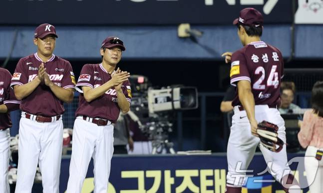 송성문(오른쪽)을 박수로 맞이하고 있는 설종진 감독 대행. /사진=뉴스1