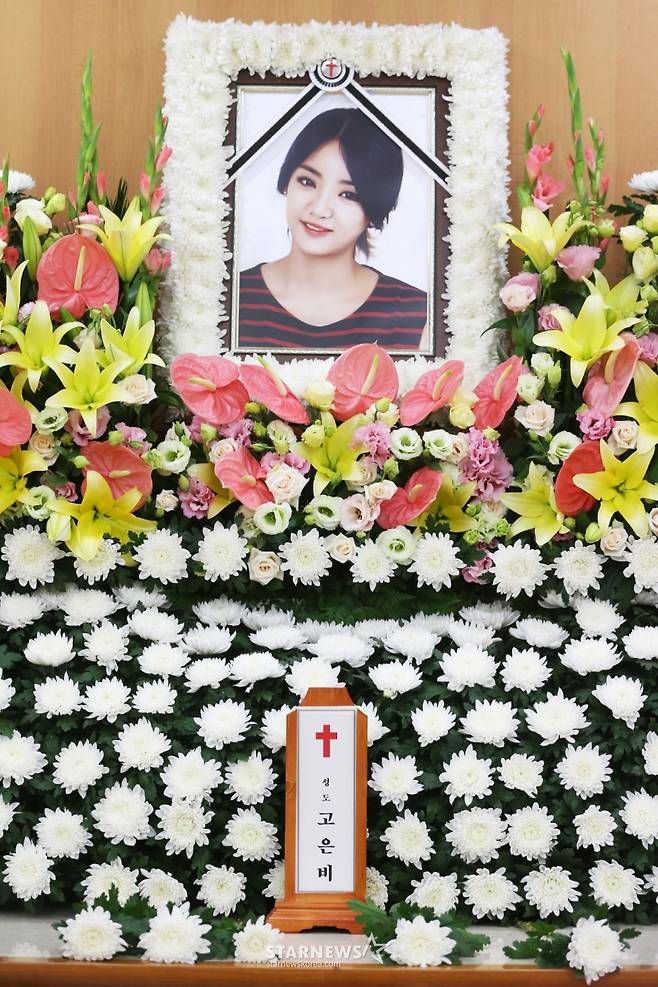 걸그룹 레이디스코드 故 은비(본명 고은비)의 빈소가 마련된 3일 오후 서울 성북구 고려대학교 안암병원 장례식장에 고인의 영정이 놓여 있다. 고인의 발인은 오는 5일 오전 8시, 장지는 미정이다. 사진공동취재단 /사진=사진공동취재단