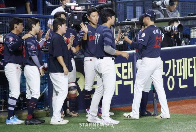 롯데 박세웅(맨 오른쪽)이 2일 잠실 LG전에서 7회 마운드를 내려가고 있다. /사진=김진경 대기자