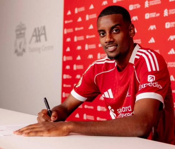 계약서에 사인하는 알렉산더 이사크. /사진=리버풀 공식 홈페이지 갈무리