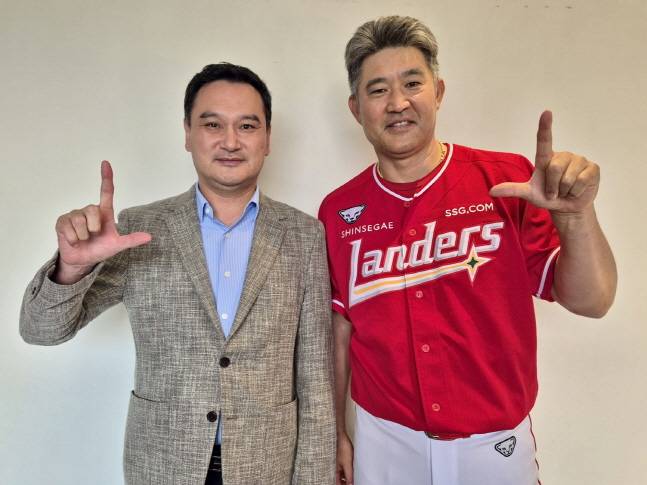 SSG 랜더스 이숭용 감독(오른쪽)이 3일 재계약 후 김재섭 대표이사와 기념 촬영을 하고 있다. /사진=SSG 랜더스 제공