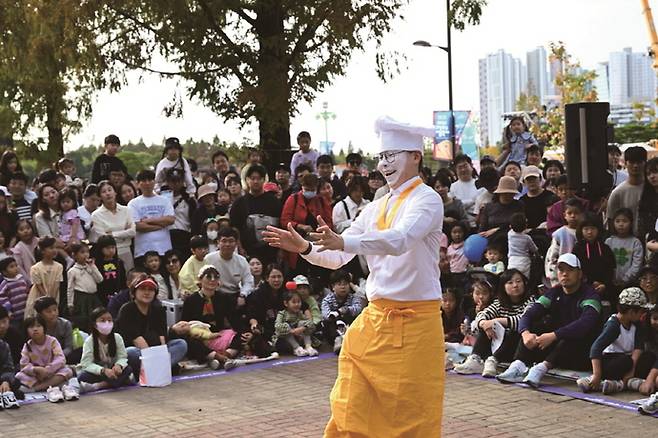 시민들이 '2024 고양호수예술축제' 공연을 관람하고 있다. 사진=고양시청