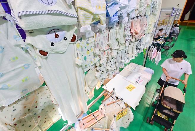 지난해 경기도의 합계출산율은 0.79명으로 평균 자녀수가 1명에 못미치자 부모들 사이에서 '귀한 아기' 트렌드가 급부상하며 자녀를 위한 소비를 아끼지 않는 추세인 가운데 4일 오후 수원시 영통구 아주대학교체육관에서 열린 베베 수원베이비페어를 찾은 시민들이 다양한 육아 용품을 둘러보고 있다. 임채운기자