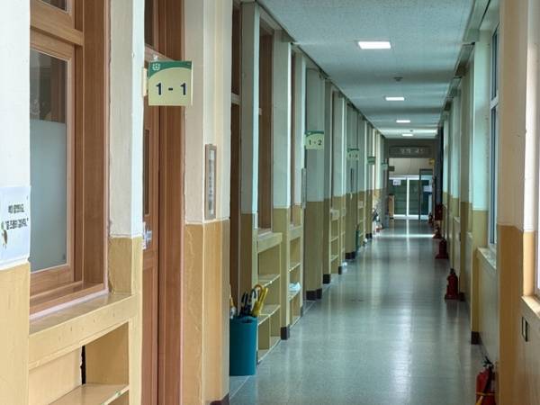 4일 오후 3시쯤 테러 대상으로 지목된 충북 청주의 모 초등학교 복도에 학생들이 아무도 없다. /이용주기자