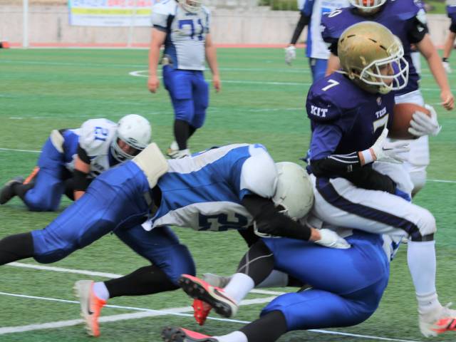 대구경북 대학 미식축구 추계리그 지난 대회 모습. 금오공대 채대명(7번)이 계명대의 집단 태클에 밀려 사이드라인으로 밀려나고 있다. 대구경북 미식축구협회 제공