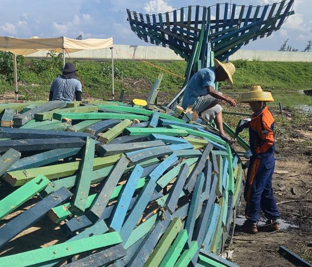 중국 하이난성에서 주민들과 ‘베이강다오 고래 생태 예술 프로젝트’를 펼친 아트팩토리비 활동 모습. 진영섭 제공