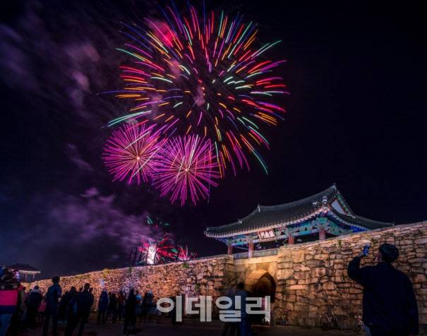 서산해미읍성 하늘에 오색 찬란한 축포가 터지며 축제 분위기를 달구고 있다. (사진=서산시청)