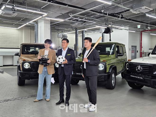 차범근 전 축구 국가대표팀 감독(가운데)과 한국인 타자 최초 메이저리그 올스타에 선정된 추신수 선수(오른쪽), 이동휘 배우가 4일 ‘G-클래스 스트롱거 댄 더 1980 에디션’ 출시 기념행사에서 기념촬영하고 있다. (사진=이윤화 기자)