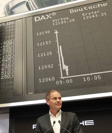독일 자동차 제조업체 포르쉐 AG의 CEO 올리버 블루메가 2022년 9월 29일 독일 프랑크푸르트 암 마인의 프랑크푸르트 증권거래소에서 열린 포르쉐 기업공개(IPO) 행사 중, 독일 주가지수 DAX 차트를 배경으로 서 있다. 슈투트가르트를 본사로 둔 포르쉐 AG는 불과 3년 만에 독일 주가지수(DAX)에서 제외된다. 2025년 9월 3일 발표에 따르면, 포르쉐는 시가총액 상위 40개 기업으로 구성된 DAX 지수에서 제외될 예정이며, 이 변경은 2025년 9월 22일부터 적용된다. (사진= AFP)