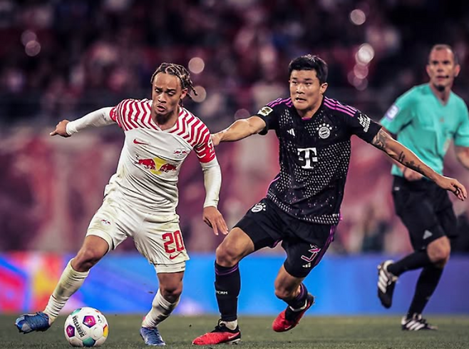 사비 시몬스(좌측)가 김민재와 볼을 겨루고 있다