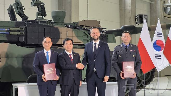 안규백 국방부 장관이 1일 폴란드 글리비체에서 열린 K2 전차 2차 이행계약(전차 180대, 지원차량 81대, 약 65억불 규모) 서명식에 참석해 브와디스와프 코시니악-카미슈 폴란드 부총리 겸 국방장관, 이용배 현대로템 사장, 아르투르 쿱텔 폴란드 군비청장과 기념 촬영을 하고 있다. (국방부 제공, 재판매 및 DB금지) 2025.8.1/뉴스1