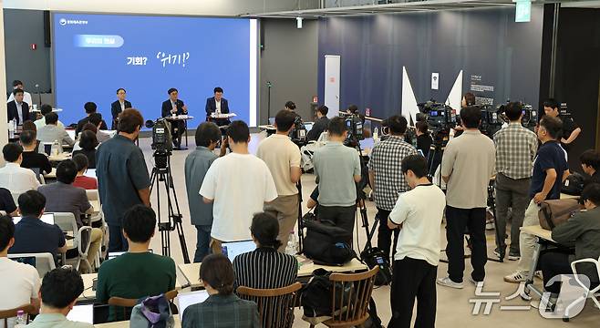 최휘영 문화체육관광부 장관이 4일 서울 서대문구 모두예술극장 모두라운지에서 취임 한 달을 계기로 출입기자 간담회를 갖고 문체부 정책설명을 하고 있다.