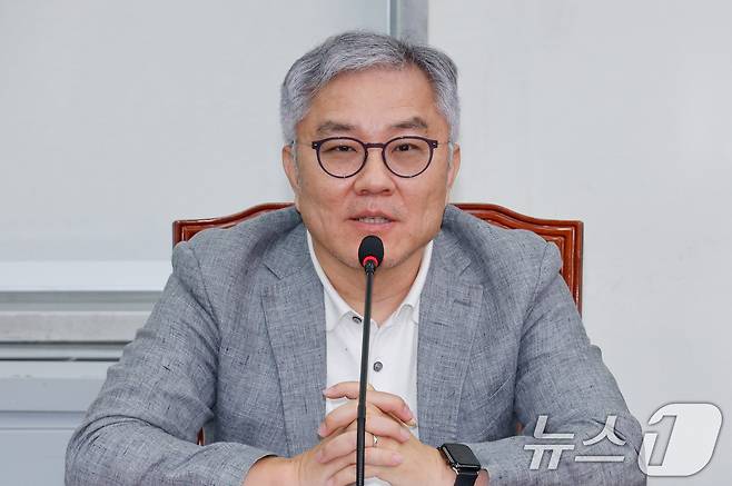 더불어민주당 교육연수원장에 임명된 최강욱 전 의원이 지난달 22일 오전 서울 여의도 국회에서 열린 최고위원회의에 참석해 인사말을 하고 있다. 2025.8.22/뉴스1 ⓒ News1 안은나 기자