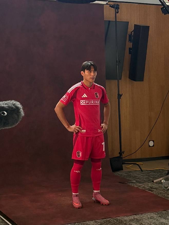 세인트루이스 이적 후 프로필 사진 촬영하는 정상빈. 사진 | 카이브 스포츠