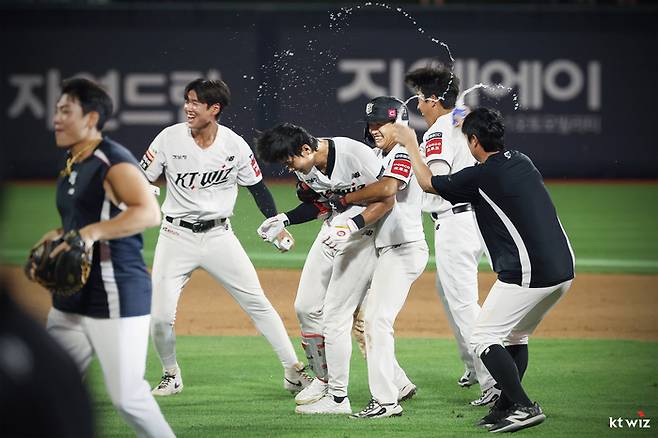 KT 선수단이 3일 수원케이티위즈파크에서 열린 2025 KBO리그 정규시즌 롯데전 장진혁의 끝내기 3루수 땅볼 후 자축하고 있다. 사진 | KT 위즈