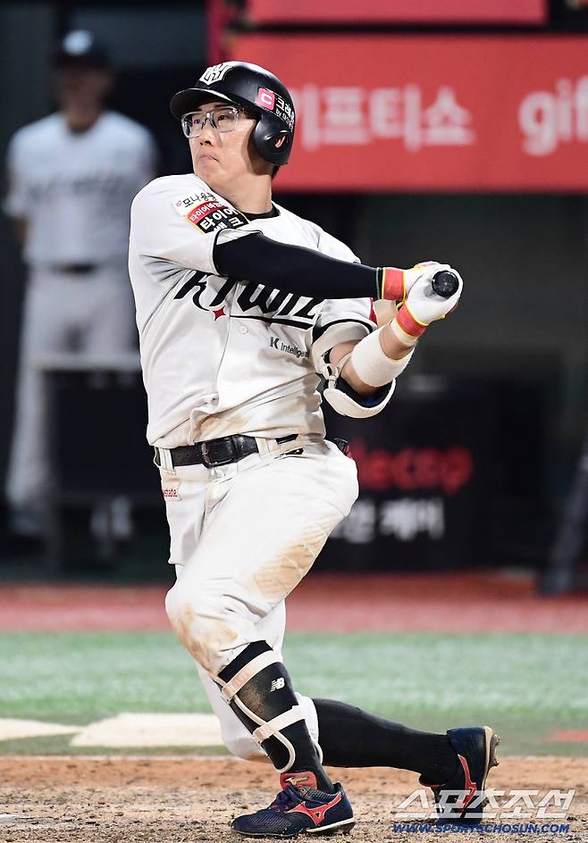 3일 수원 케이티위즈파크에서 열린 KT와 롯데의 경기. 9회말 1사 1루. 안타를 치고 출루한 KT 허경민. 수원=송정헌 기자songs@sportschosun.com/2025.09.03/