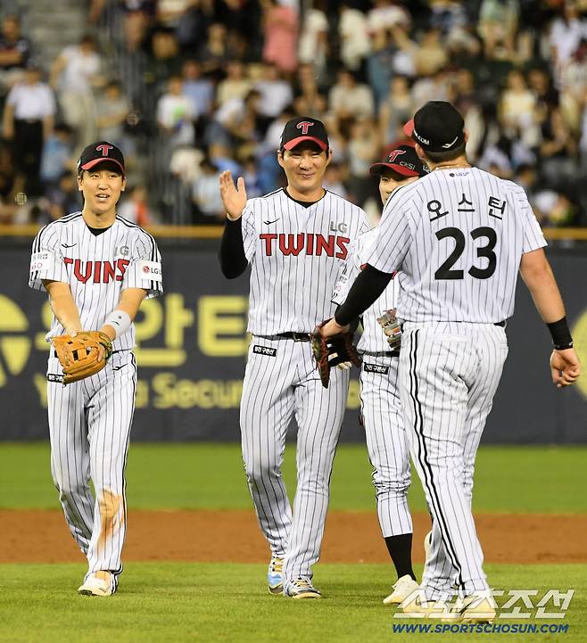 2일 잠실구장에서 열린 LG 트윈스와 롯데 자이언츠의 경기. 승리한 LG 선수들이 기뻐하고 있다. 잠실=박재만 기자 pjm@sportschosun.com/2025.09.02/