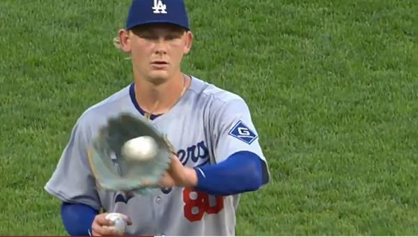 새 공을 받고 있는 에밋 시언. ⓒ인터넷 커뮤니티 에펨코리아