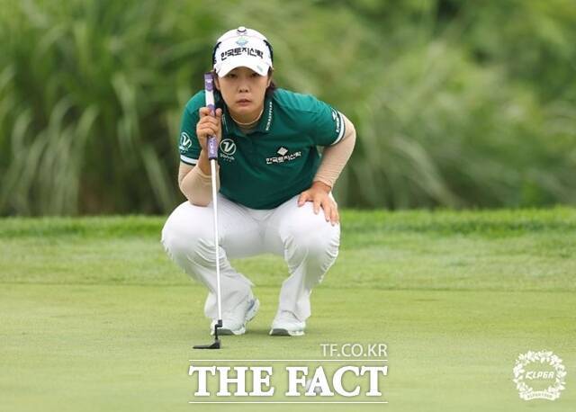 제주삼다수 마스터스에서 박지영이 그린을 파악하고 있는 모습. 박지영은 국내 투어 10승을 기록하고 있다. /KLPGA