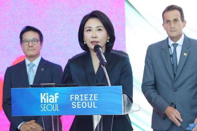 이재명 대통령의 부인 김혜경 여사가 3일 서울 강남구 코엑스에서 열린 프리즈 서울ㆍ키아프 서울 개막식에서 축사를 하고 있다. 연합뉴스