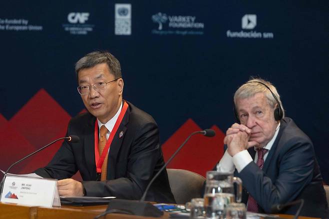 화이진펑(왼쪽) 중국 교육부 장관. 지난 8월 칠레에서 열린 '세계 교사 정상회의'에 참석했을 때 모습./AFP 연합뉴스