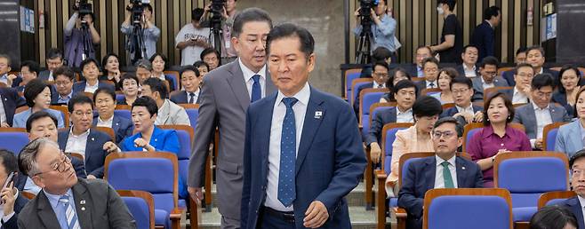 더불어민주당 정청래 대표와 김병기 원내대표가 3일 국회에서 검찰개혁ㆍ정부조직법 개편을 위한 의견 수렴을 위해 열린 정책 의원총회에 입장하고 있다./연합뉴스